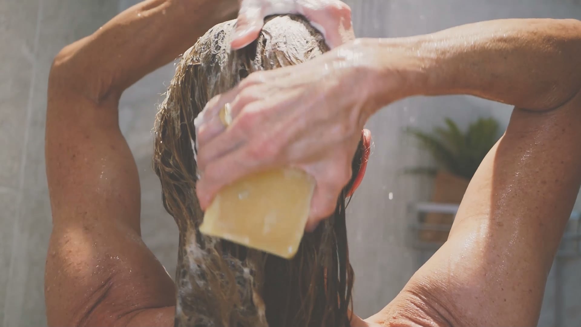 Video laden: FAQ Video zum Thema Haarseife der Münchner Waschkultur