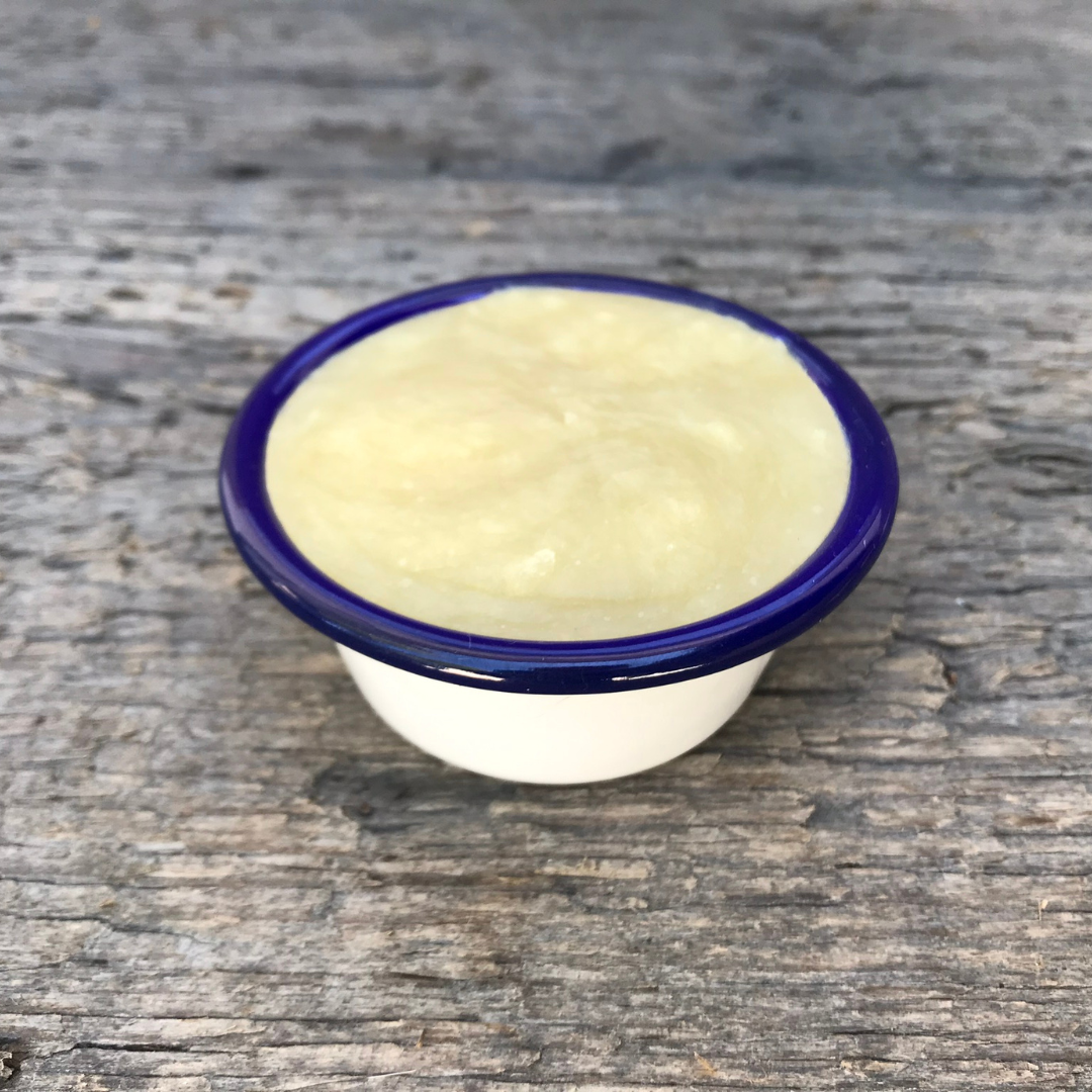 Maximilians Rasierseife in Emaille-Rasierschüsserl