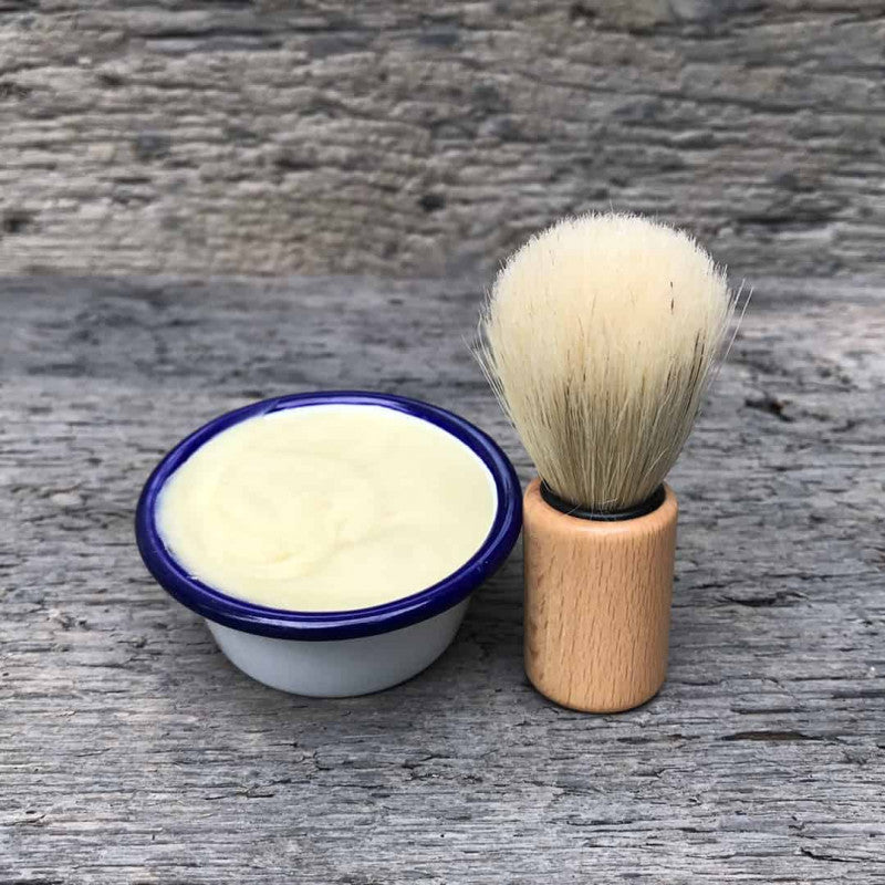 Maximilians Rasierseife in Emaille-Rasierschüsserl