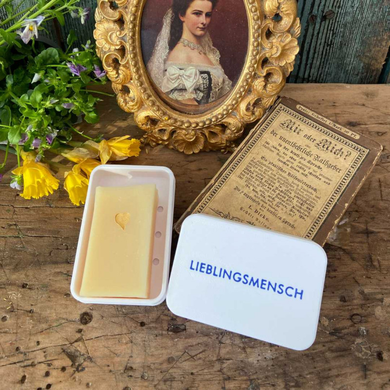 Handgemachte Naturseife Lieblingsmensch mit Seifenbox Münchner Waschkultur Seifenmanufaktur Handgemachte Naturseife Lieblingsmensch mit Seifenbox Münchner Waschkultur Seifenmanufaktur