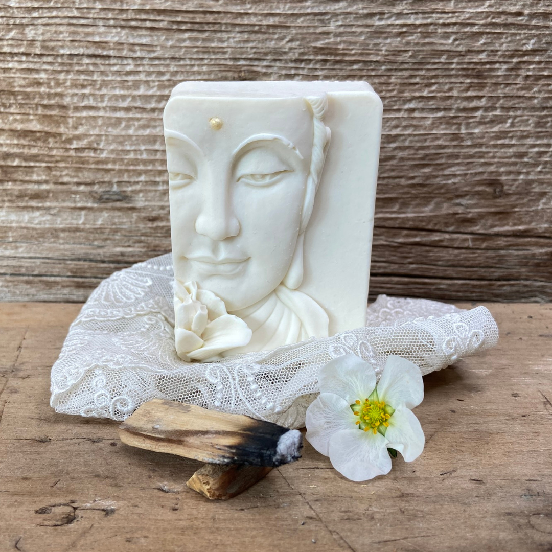 Weißer Buddha - Feine Mangobutterseife mit Lavendel, Rosmarin und Krauseminze (Edition)