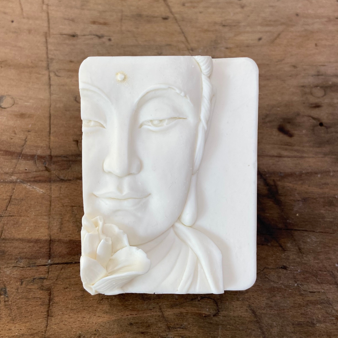 Weißer Buddha - Feine Mangobutterseife mit Lavendel, Rosmarin und Krauseminze (Edition)