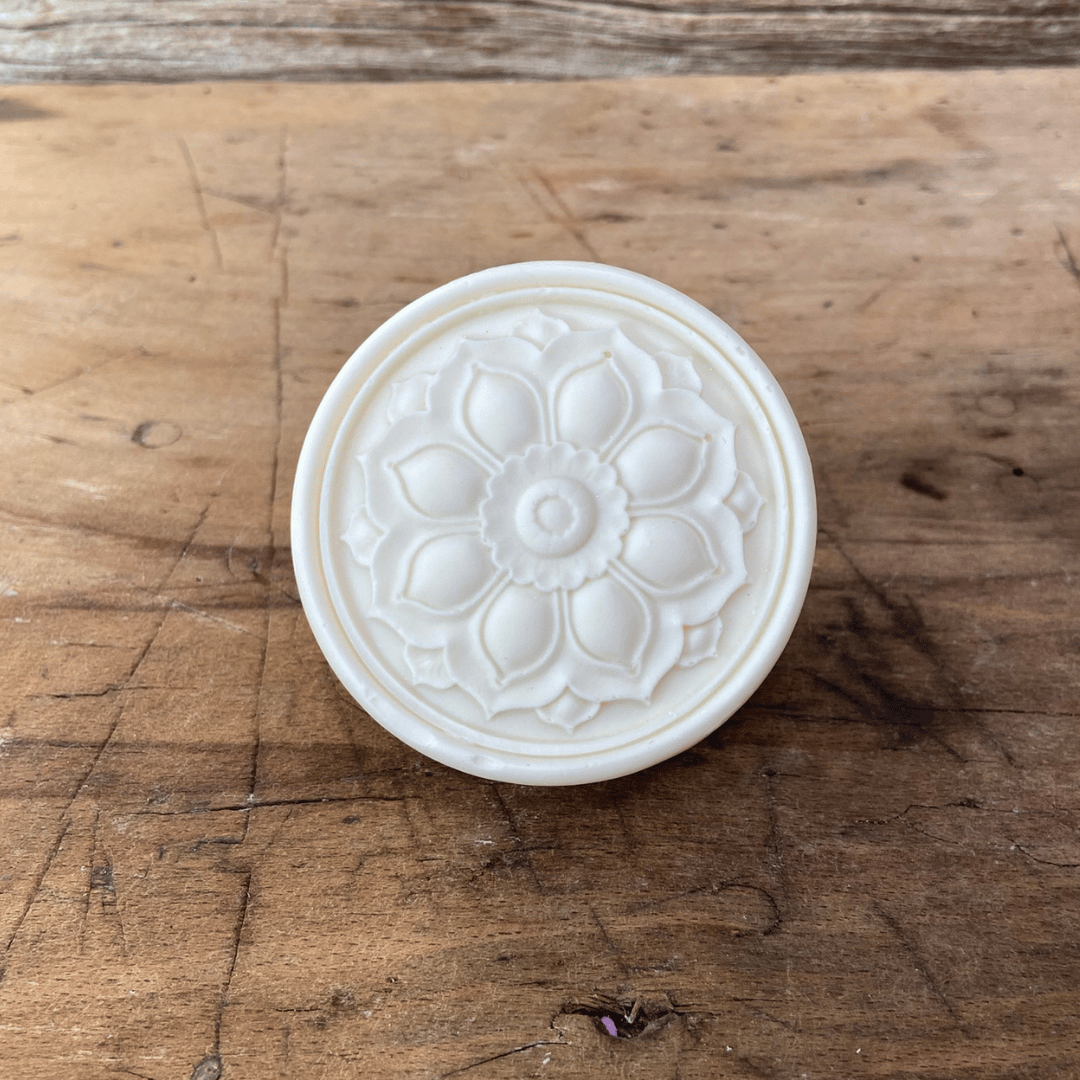 Weißes Mandala - Feine Mangobutterseife mit Lavendel, Rosmarin und Krauseminze (Edition)